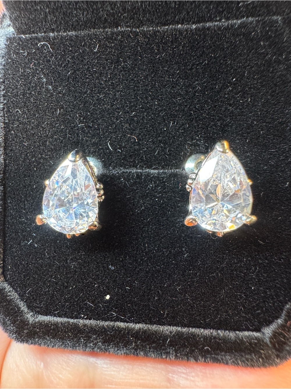 3195-Swarovski crystal element post earrings. Velvet box included.‎